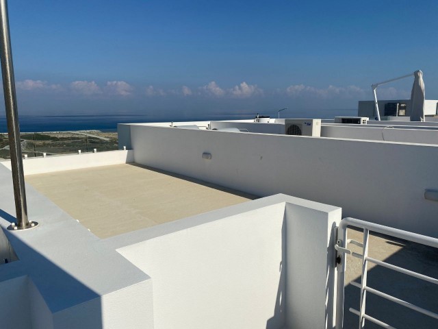 Entspannen Sie sich am Meer: Geräumige einstöckige Wohnung mit atemberaubender Dachterrasse zu verkaufen