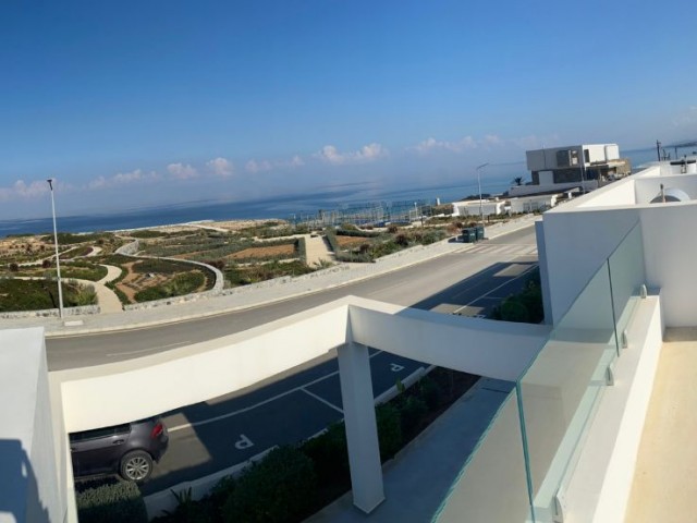 Entspannen Sie sich am Meer: Geräumige einstöckige Wohnung mit atemberaubender Dachterrasse zu verkaufen