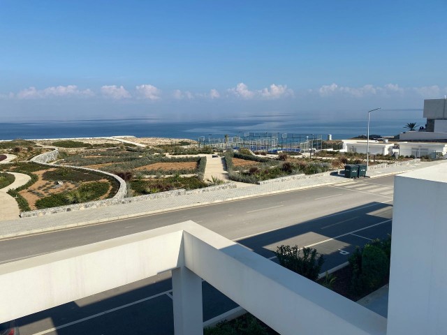 Entspannen Sie sich am Meer: Geräumige einstöckige Wohnung mit atemberaubender Dachterrasse zu verkaufen