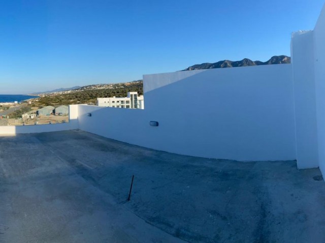 Die ultimative Aussicht: Genießen Sie Meer- und Bergblick von Ihrem Wohnzimmer, Schlafzimmer und Ihrer privaten Dachterrasse