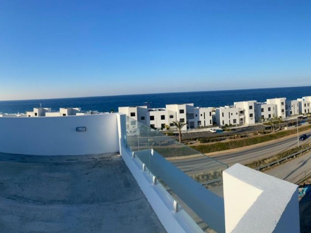 Die ultimative Aussicht: Genießen Sie Meer- und Bergblick von Ihrem Wohnzimmer, Schlafzimmer und Ihrer privaten Dachterrasse