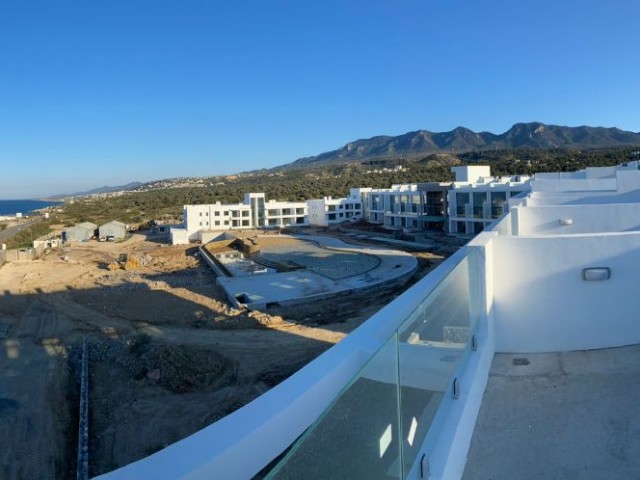 Die ultimative Aussicht: Genießen Sie Meer- und Bergblick von Ihrem Wohnzimmer, Schlafzimmer und Ihrer privaten Dachterrasse