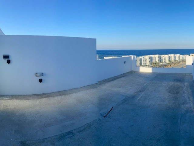 Die ultimative Aussicht: Genießen Sie Meer- und Bergblick von Ihrem Wohnzimmer, Schlafzimmer und Ihrer privaten Dachterrasse