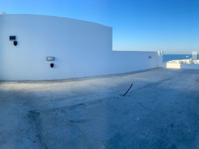 Die ultimative Aussicht: Genießen Sie Meer- und Bergblick von Ihrem Wohnzimmer, Schlafzimmer und Ihrer privaten Dachterrasse