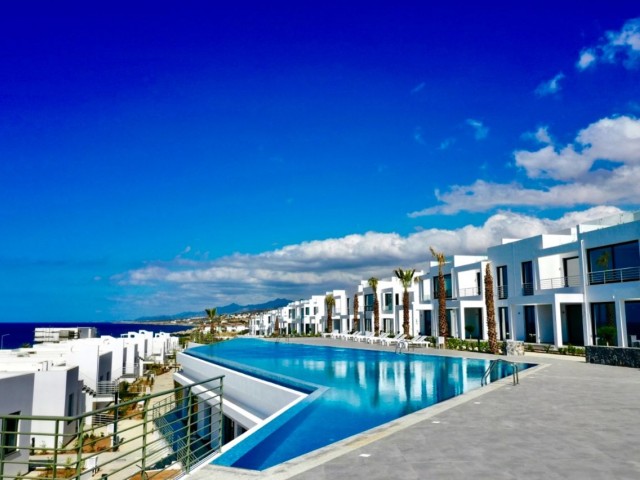 Küstenpracht: Loft-Penthouse mit atemberaubendem Meerblick in einem Luxuskomplex in der Nähe von Strand und Yachthafen