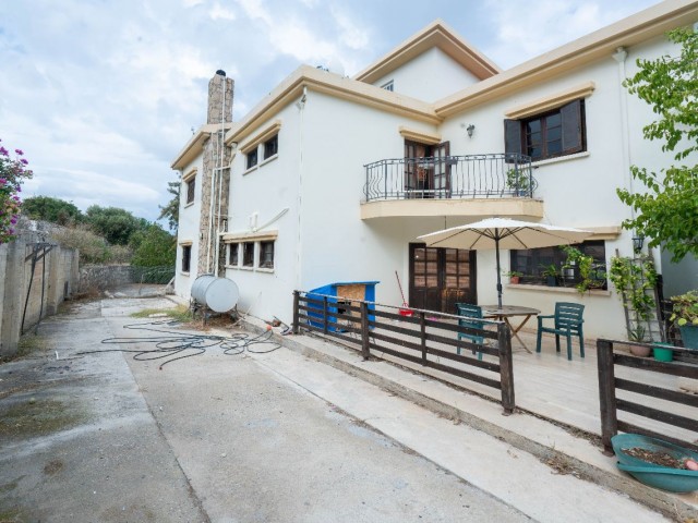 Zwei schöne Villen auf einem Grundstück von 4 Hektar zu verkaufen in Catalkoy Kyrenia