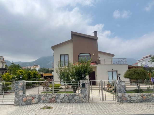 Girne Arapkoy 3+1 Villa zu verkaufen