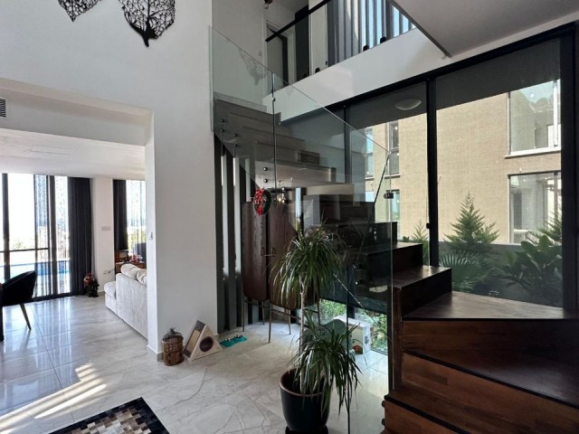 Girne Alsancak deniz manzaralı satılık 4+1 villa