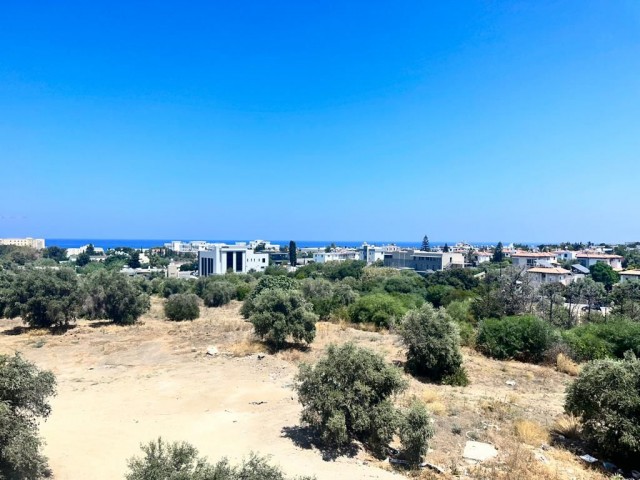 3+1 WOHNUNG ZUM VERKAUF IM ZENTRUM VON KYRENIA MIT ATEMBERAUBENDEM BLICK AUF DIE BERGE, DAS MEER UND DIE STADT