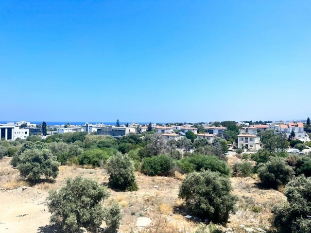 3+1 WOHNUNG ZUM VERKAUF IM ZENTRUM VON KYRENIA MIT ATEMBERAUBENDEM BLICK AUF DIE BERGE, DAS MEER UND DIE STADT