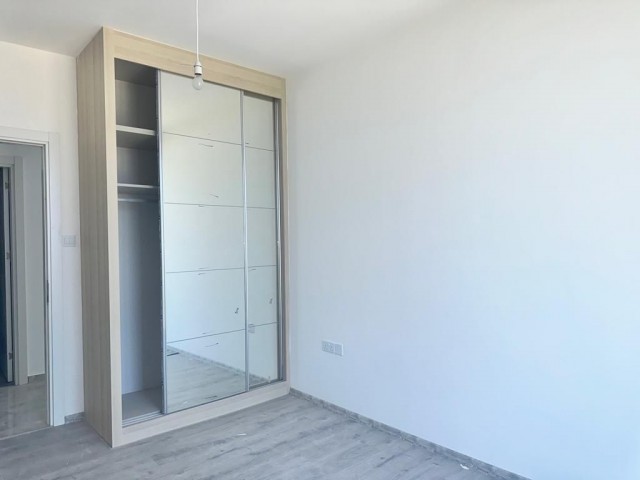 GİRNE MERKEZDE MUHTEŞEM DAĞ, DENİZ VE ŞEHİR MANZARALI 3+1 SATILIK DAİRE