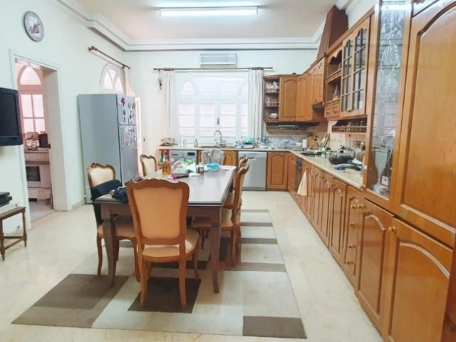 Villa zum Verkauf auf 2 Grundstücken in Yenikent gebaut