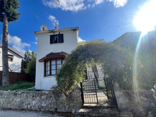 3+1 Villa mit herrlichem Berg- und Meerblick, verflochten mit der Natur in der Region Bellapais. Renovierung erforderlich