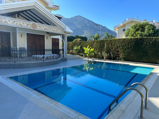 Satılık 4 yatak odalı villa, Kuzey Kıbrıs, Lapta, özel havuzlu