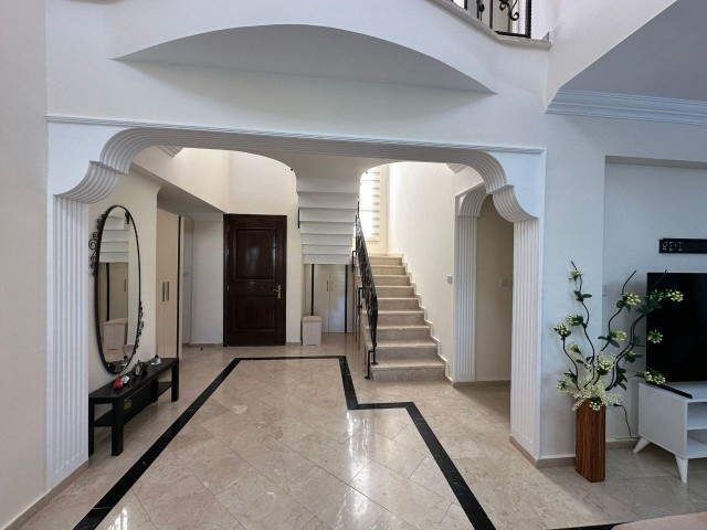 Satılık 4 yatak odalı villa, Kuzey Kıbrıs, Lapta, özel havuzlu
