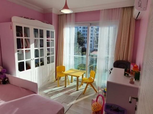 Меблированная роскошная квартира 3+1 в центре Кирении