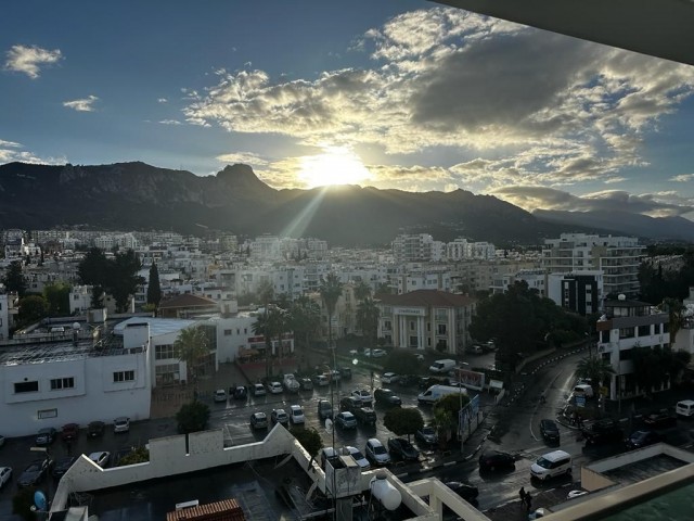 Eine Penthouse-Wohnung im Zentrum von Kyrenia auf einer Höhe mit Blick auf die ganze Insel. Sie können die Wolken berühren und das Meer unter Ihren Füßen spüren.