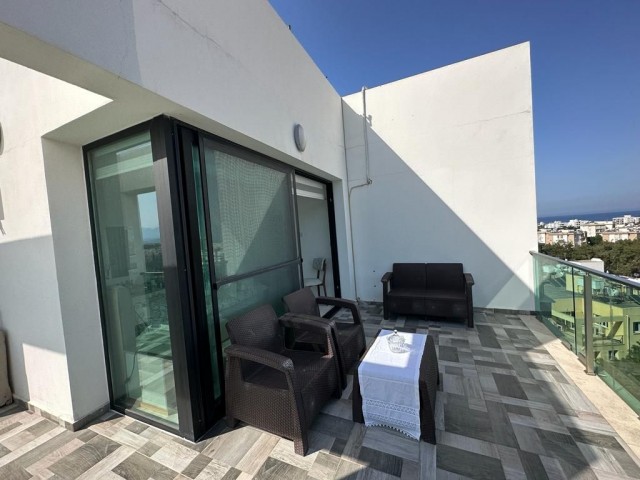 Eine Penthouse-Wohnung im Zentrum von Kyrenia auf einer Höhe mit Blick auf die ganze Insel. Sie können die Wolken berühren und das Meer unter Ihren Füßen spüren.