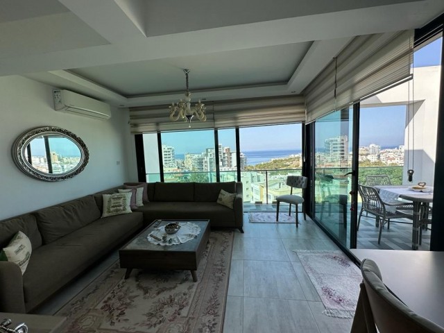 Eine Penthouse-Wohnung im Zentrum von Kyrenia auf einer Höhe mit Blick auf die ganze Insel. Sie können die Wolken berühren und das Meer unter Ihren Füßen spüren.