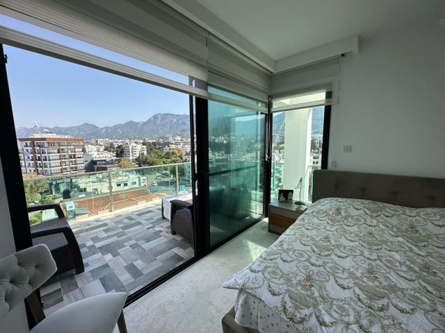 Eine Penthouse-Wohnung im Zentrum von Kyrenia auf einer Höhe mit Blick auf die ganze Insel. Sie können die Wolken berühren und das Meer unter Ihren Füßen spüren.