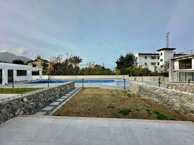 Moderne Doppelhaushälfte 3+a1 mit Gemeinschaftspool in Karaoğlanoğlu