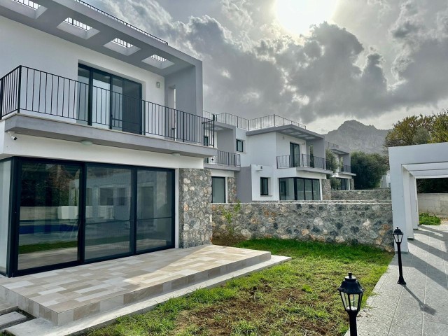 Moderne Doppelhaushälfte 3+a1 mit Gemeinschaftspool in Karaoğlanoğlu