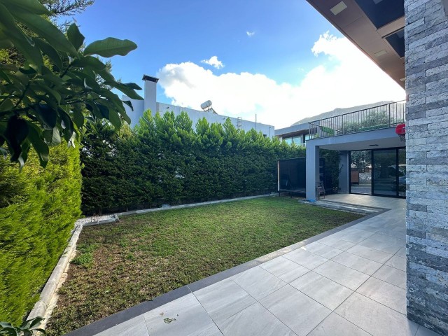 Villa zum Verkauf mit Meerblick in der Nähe der Hauptstraße in Karmi