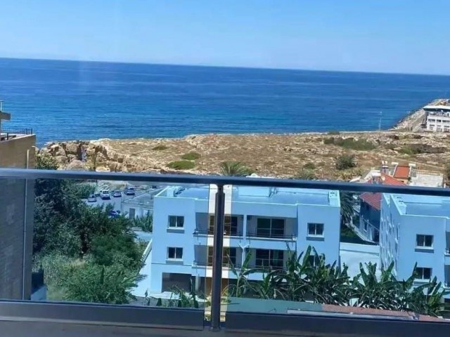 Girne şehir merkezinde deniz ve dağ manzaralı kiralık 2+1 lüks daire