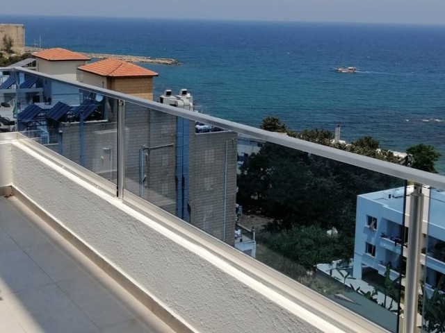 Girne şehir merkezinde deniz ve dağ manzaralı kiralık lüks penthouse 2+1