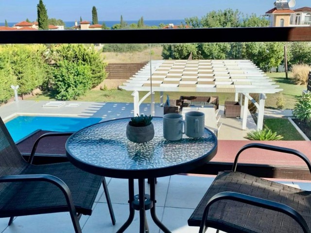 Exquisite 4+1-Villa mit privatem Pool zum Verkauf in Çatalköy: Einzigartiger Luxus mit atemberaubender Aussicht