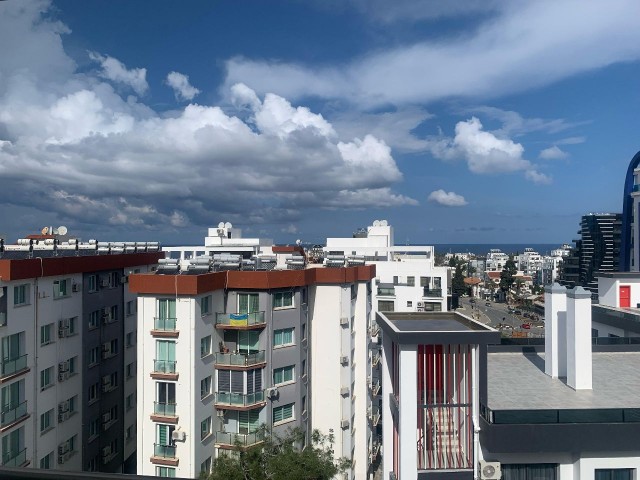 YILL IST EINE LUXURIÖS EINGERICHTETE PENTHOUSE-WOHNUNG IM ZENTRUM VON KYRENIA, AN EINEM LAGE, WO SIE DIE STADT AUS DER VOGELAUGE SEHEN KÖNNEN.