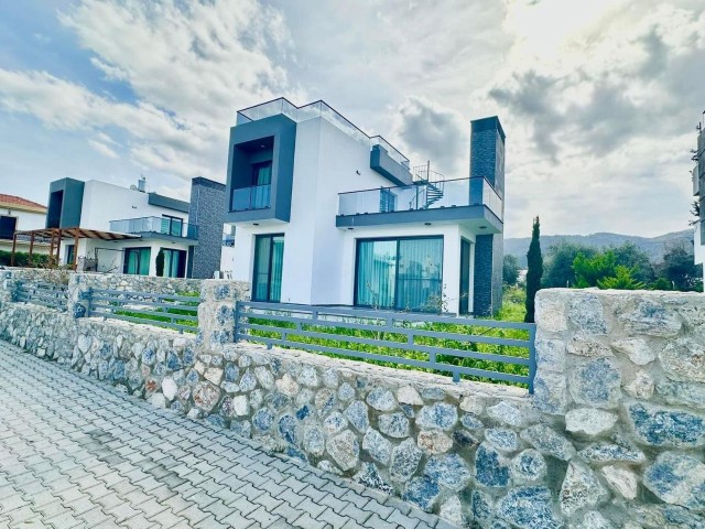 🔥Girne Yeşiltepe'de Kiralık Büyük Ortak Havuzlu, Çocuk Oyun Alanlı, Modern ve Yeni 3 yatak odalı villa!☀️