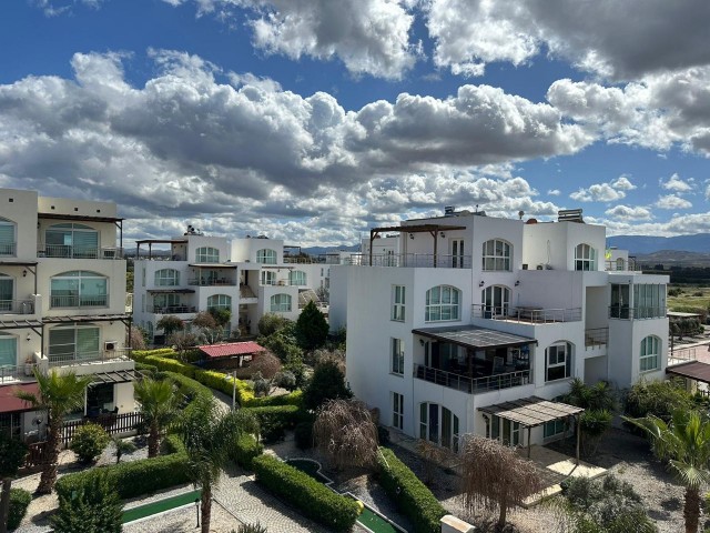 Denize sıfır bir sitede, 2 yatak odalı, tamamen yenilenmiş, geniş daire