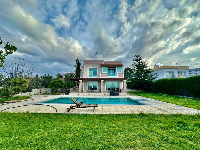 Charmante 3+1-Villa mit privatem Pool, Schuppen und herrlichem Meerblick in Çatalköy