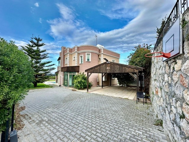 Charmante 3+1-Villa mit privatem Pool, Schuppen und herrlichem Meerblick in Çatalköy