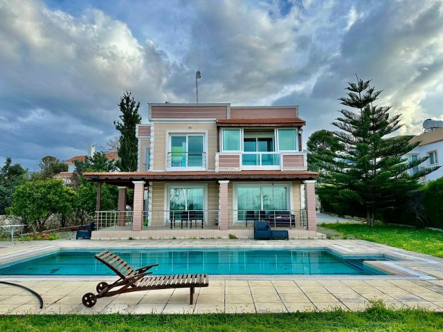 Charmante 3+1-Villa mit privatem Pool, Schuppen und herrlichem Meerblick in Çatalköy