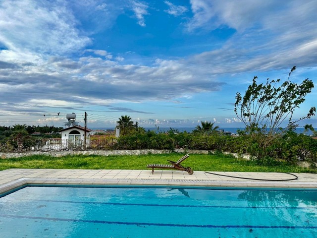 Аренда виллы 3+1 с частным бассейном, коттеджем и великолепным видом на море в Чаталкёй
