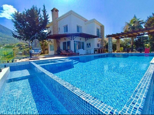 🔥Girne Zeytinlik'te Büyük Bahçeli ve Yüzme Havuzlu Kiralık 3+1 Villa!☀️