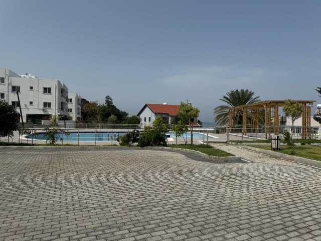 Unsere zum Verkauf stehende 3+1-Wohnung erwartet Sie am Meer, direkt neben der Burg Kyrenia, mit außergewöhnlichem Meer- und Bergblick.