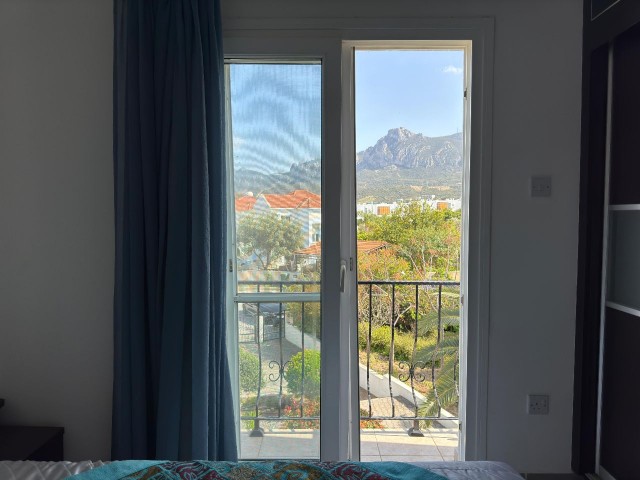 *Alleinige Autorität* – 3+1 Villa zum Verkauf in der Region Kyrenia Karaoğlanoğlu, mit herrlichem Bergblick, Garten und Pool.