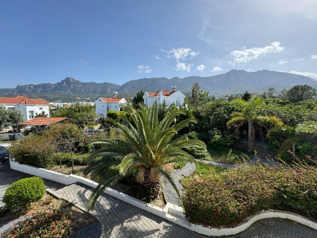 *Alleinige Autorität* – 3+1 Villa zum Verkauf in der Region Kyrenia Karaoğlanoğlu, mit herrlichem Bergblick, Garten und Pool.