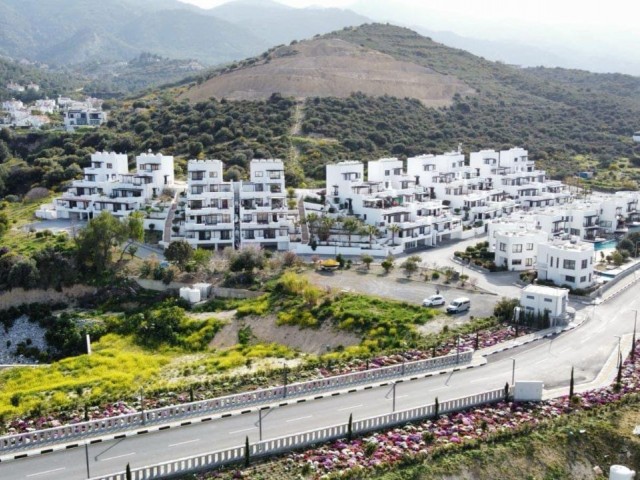 Ein RENOVIERTER Wohnraum in Alsancak, in einer Anlage mit Pool, mit herrlichem Meerblick und gleichzeitig umgeben von Natur. Rufen Sie uns an, um ein traumhaftes Leben zu führen!