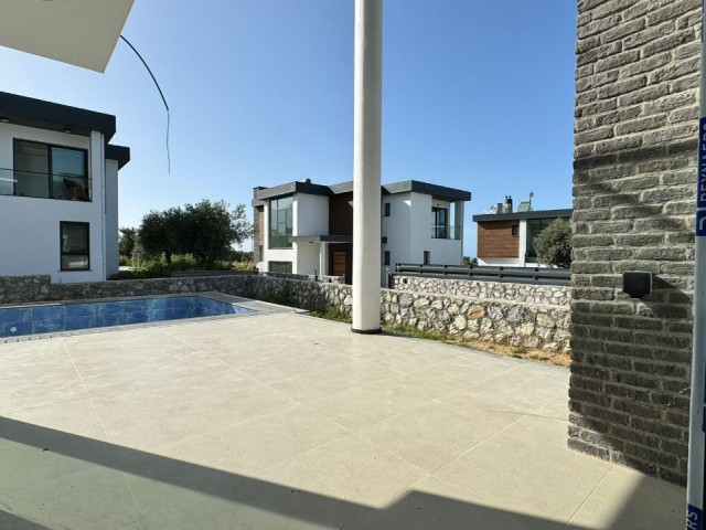 Girne Merkez'de havuzlu satılık sıfır villa