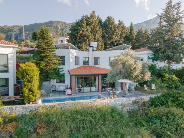 Kuzey Kıbrıs ve Girne'nin en seçkin lokasyonu Bellapais eteklerinde yer alan, Nefes Kesen Panoramik Deniz Manzaralı, Full Eşyalı 4 Yatak Odalı Daire - Taşınmaya Hazır - satılık bir