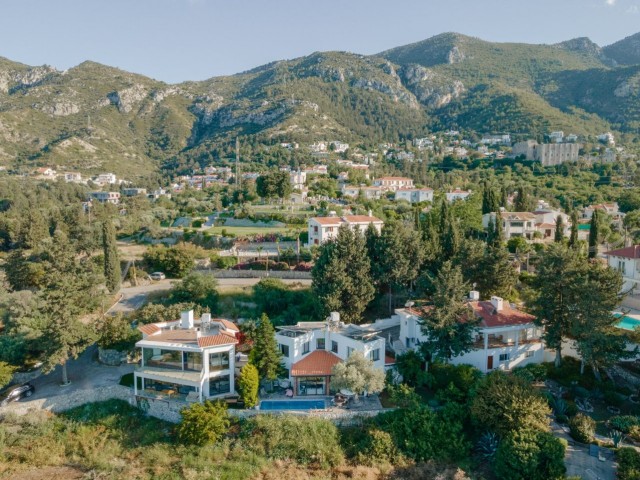 Kuzey Kıbrıs ve Girne'nin en seçkin lokasyonu Bellapais eteklerinde yer alan, Nefes Kesen Panoramik Deniz Manzaralı, Full Eşyalı 4 Yatak Odalı Daire - Taşınmaya Hazır - satılık bir villada manzara ve ayrıcalık arıyorsanız mutlaka görmeniz gereken bir mülk. huzurlu ama merkezi konum.