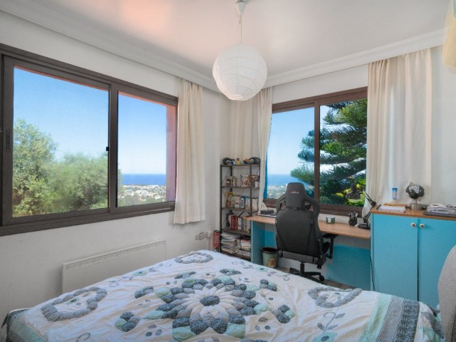 *ЕДИНСТВЕННЫЙ АГЕНТ* - Недвижимость с 4 спальнями и панорамным видом на море в Беллапаисе