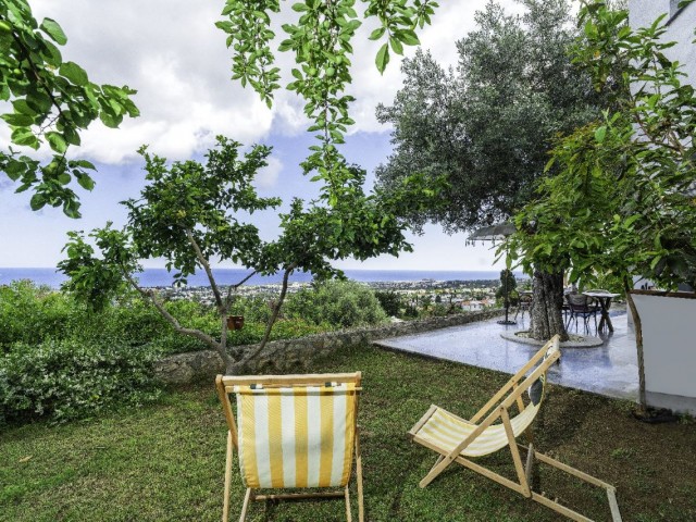 Kuzey Kıbrıs ve Girne'nin en seçkin lokasyonu Bellapais eteklerinde yer alan, Nefes Kesen Panoramik Deniz Manzaralı, Full Eşyalı 4 Yatak Odalı Daire - Taşınmaya Hazır - satılık bir villada manzara ve ayrıcalık arıyorsanız mutlaka görmeniz gereken bir mülk. huzurlu ama merkezi konum.