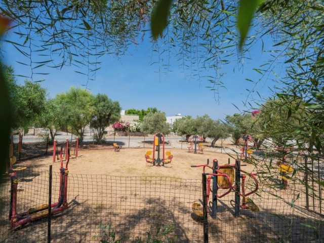 Apartment am Pool mit 3 Schlafzimmern und Terrasse mit Gartenblick – *EINZELNER EINGANG*