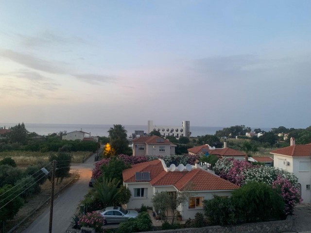 Freistehendes Haus mit privatem Pool in Lapta. Finden Sie hier Ruhe mit 3 Schlafzimmern, einer geschlossenen Küche und Berg- und Meerblick von der großen Terrasse.