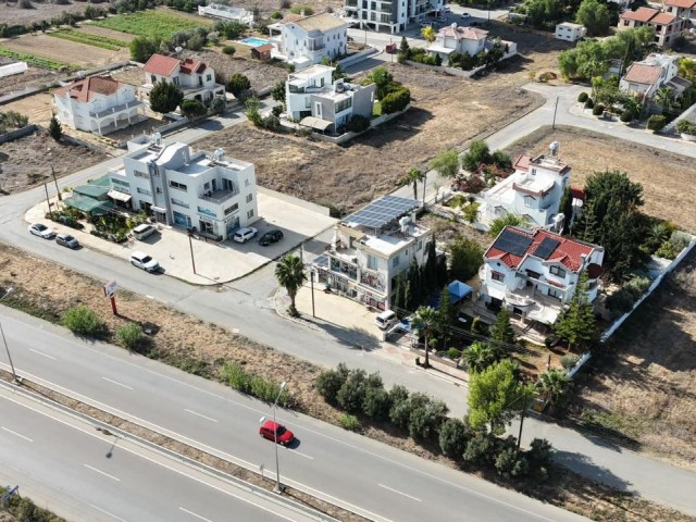 Komplettes Gebäude ohne kommerzielles Potenzial an der Hauptstraße